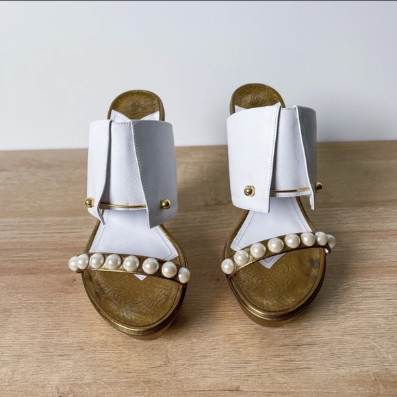 Chanel Women's Sz 36.5 US 6.5 White & Gold Pearl Wedge CC Interlocking Heels - Picture 4 of 8